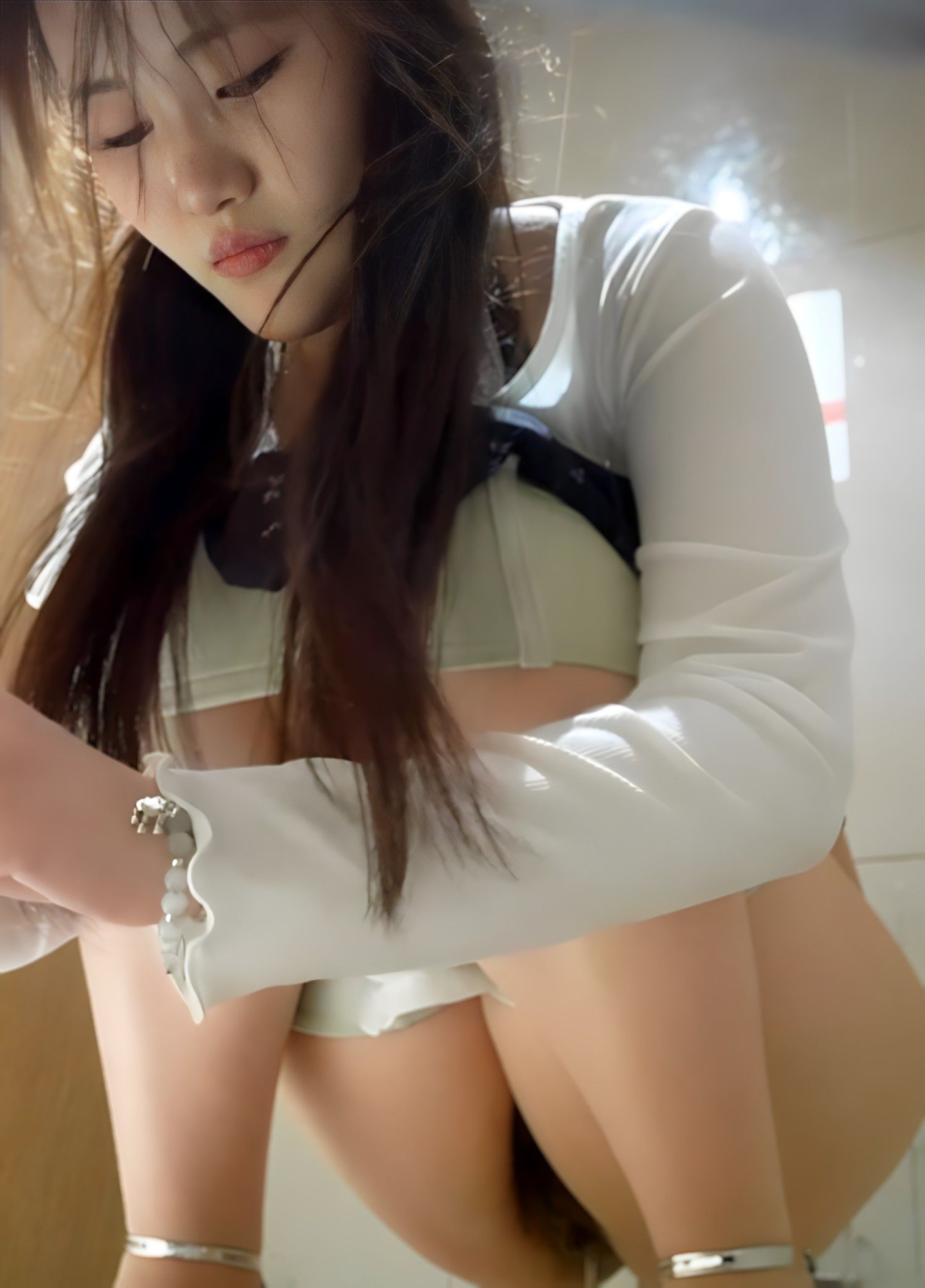 厕所偷拍漂亮小姐姐嘘嘘时还看自己美甲