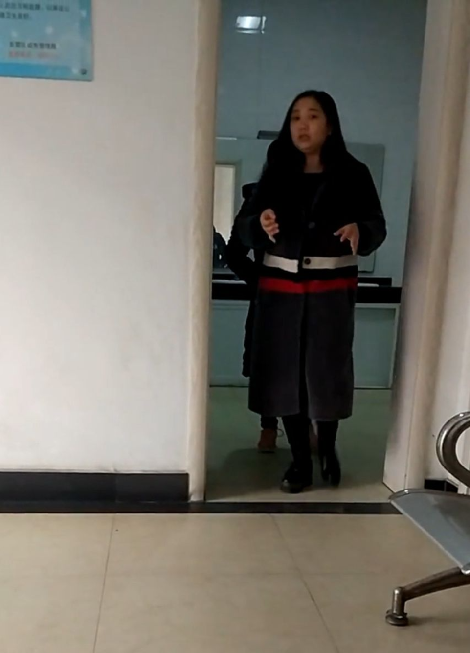 飞机侠对撸黑丝少妇，受不了胡乱射精洒满地