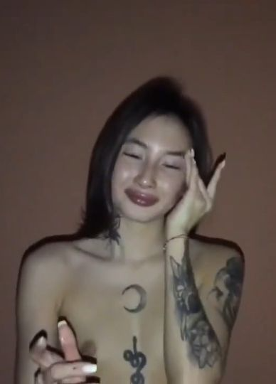 刺青龙纹身的女孩抓着鸡巴激烈的口交