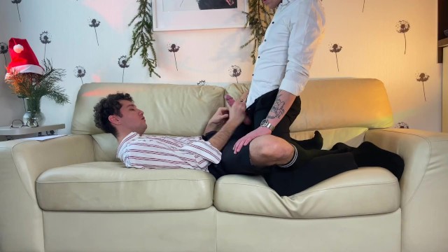 圣诞节乐趣。哈利的焦糖色鸡巴深深地插入詹妮弗体内，最后射在他的脸上