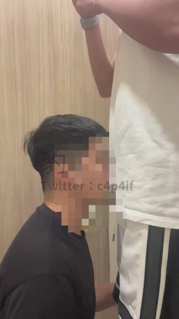 草了男同屁眼后，让他帮我口交在他嘴里爆射
