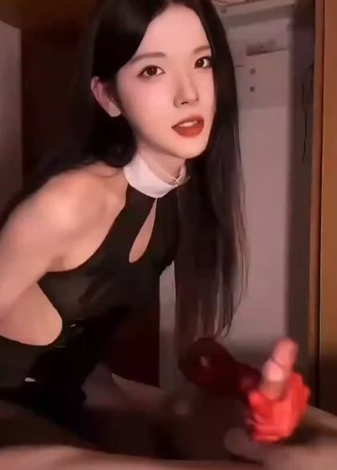 伪娘的喉咙十分紧致，差点让我射了出来，爽极了！