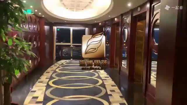 兔司机夫夫：3P夫夫绿帽局白袜薄肌帅哥背着老公在客厅被超级大鸡吧勐操