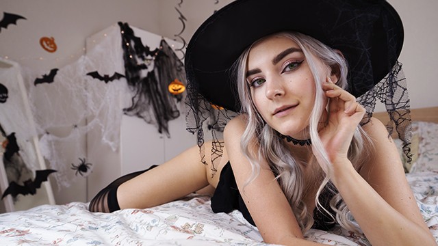可爱淫荡的女巫获得颜射并吞下精液 - Eva Elfie