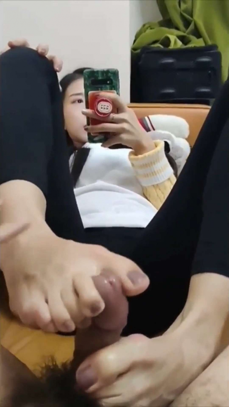 大学生边玩手机变足交