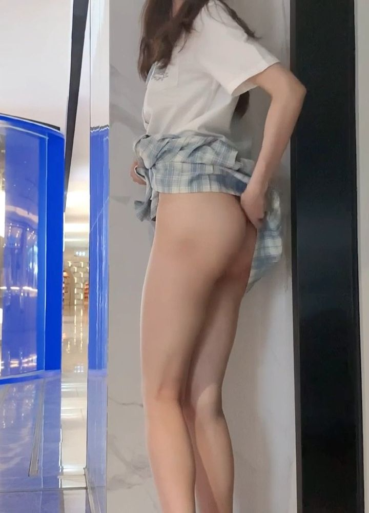网红人妻一口一个湘湘子 - 商场露出小毛逼