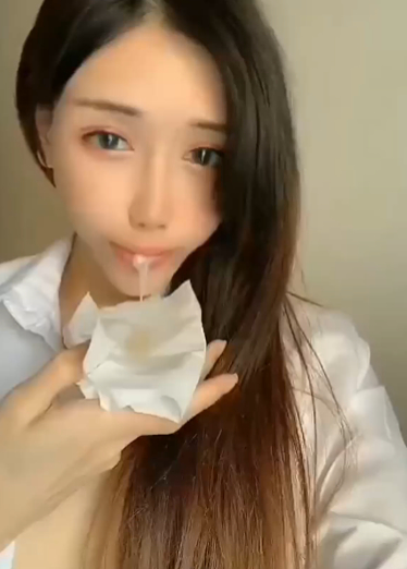 这女的也太他妈骚了吧 ，吞精液 各种调教