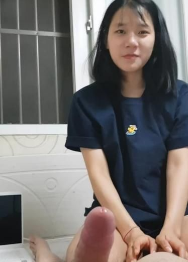 让女朋友吃肉棒，然后在插入，征服他。