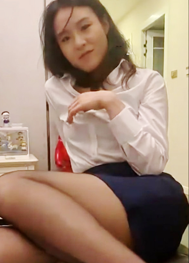 极品泄密，把黑丝长腿女同事约回家做爱，分享给兄弟们