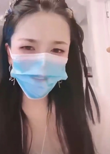 B站? 奈妮晚上直播时让粉丝玩遥控跳蛋，潮 *[喷了，这根.?^本水柱