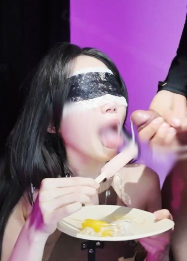 《精液冰棒》 极致口交深喉！让美女被射满脸，加料吃冰～