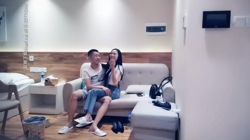 【9总探花】约了个长发妹子啪啪，沙发互摸69舔弄口交抱着勐操，搞得呻吟连连非常诱人