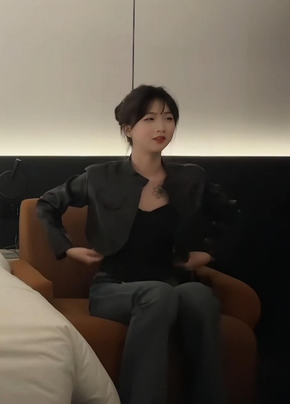 【还得操这种第一天下海的，就是刺激】第一个妹子刚搞就痛得不行，妹纸只能退钱给我，操第二个一直喊想尿！