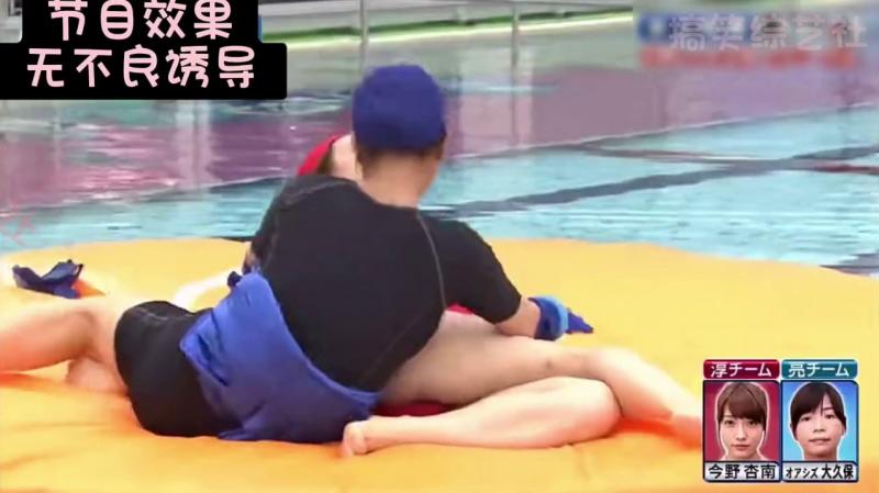水中摔跤游戏 先掉进水里就算输