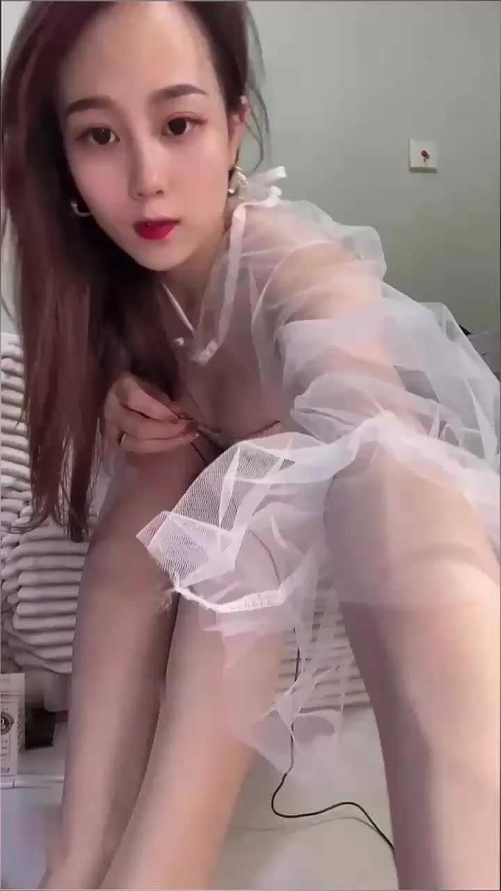 【很多人找的美腿女神软软】颜值身材真的赞，唾液舔脚
