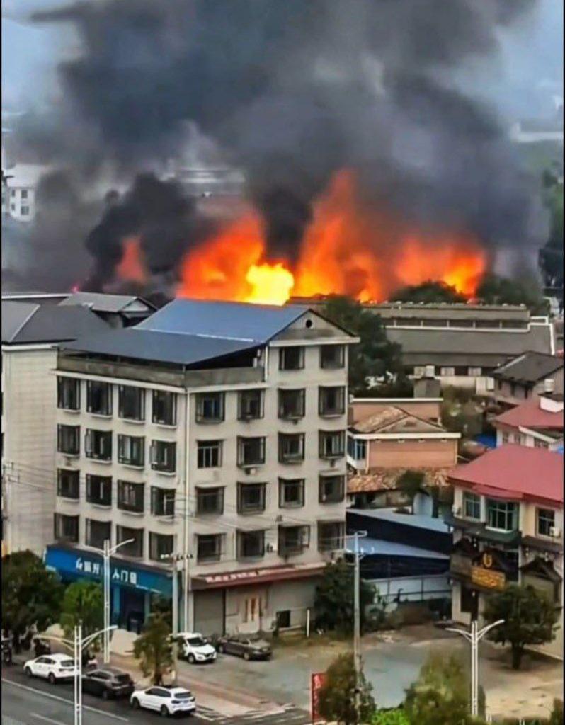 株洲炎陵县工厂突发惊天大火 黑烟冲天工厂瞬间成火海 爆炸式燃烧 现场围观群众四散奔逃