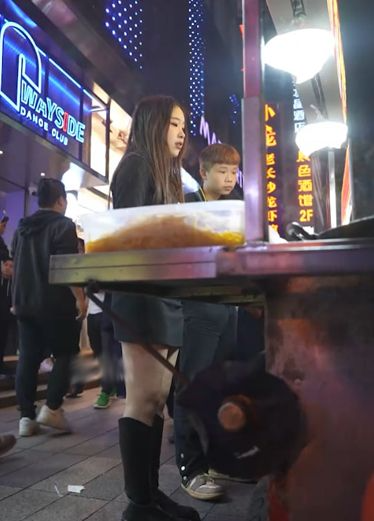上夜市遇到肉感美人，当然得看底裤了