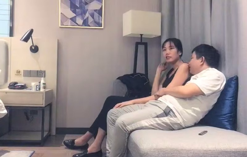 【太子探花】180CM超模_沙发上各种姿势侧入打桩到姐姐淫叫