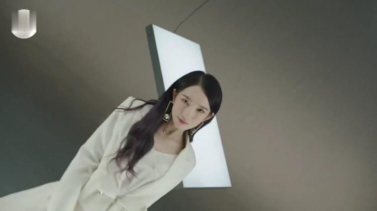 孟美岐拍摄写真后激情自慰