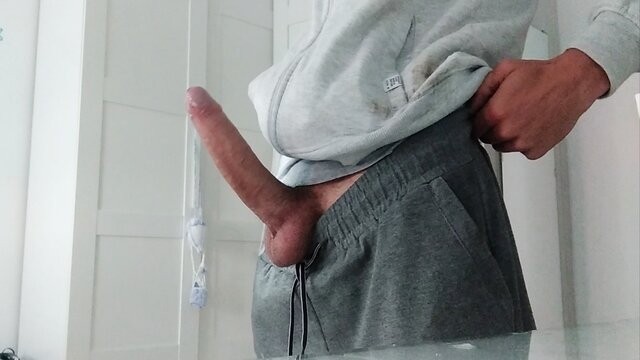 男人和朋友去爬山后在家自慰，很想给他口交
