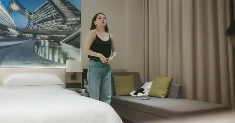 成熟御姐穿着突出身材，换装开档丝袜扭动美臀想要被操，摸蛋深喉大屌特写插嘴，骑乘打桩啊啊叫