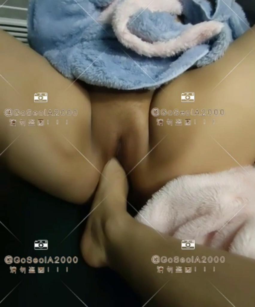 对待大骚逼就要这样，臭脚插进去勐踩勐干，你不往死里踩她就会出轨的