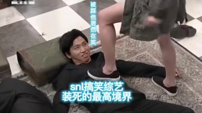 snl Korea综艺，小哥被妹子这么踩居然还在笑，鼻子都破了，韩国综艺版基和皮尔