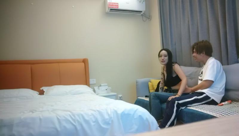 【利哥探花】花臂高冷美女，迫不及待揉捏奶子，后入爆操骑乘位爽翻