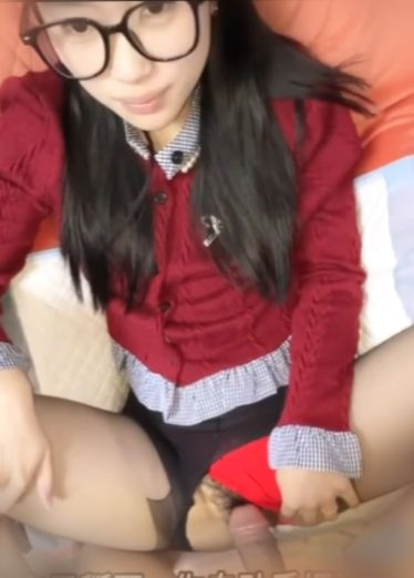 自购推特狮子大神-操的太勐把女友操喷了，尿的自己鸡巴上都是水，嘴上说着不舒服，身体却很诚实