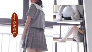 超可爱的小萝莉！JK穿上丝袜等你来舔小脚丫！