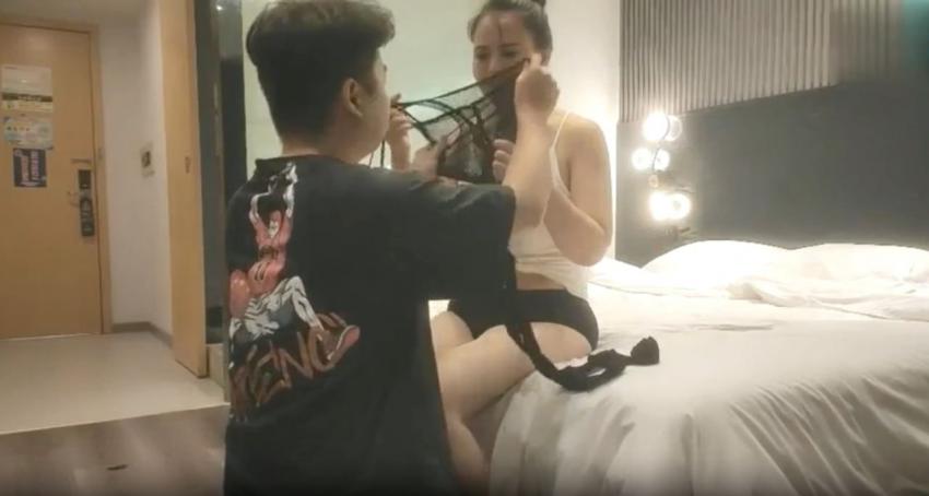 极品丰满少妇骚的不要不要的！这渔网袜真骚啊！逼妇人骚！极品