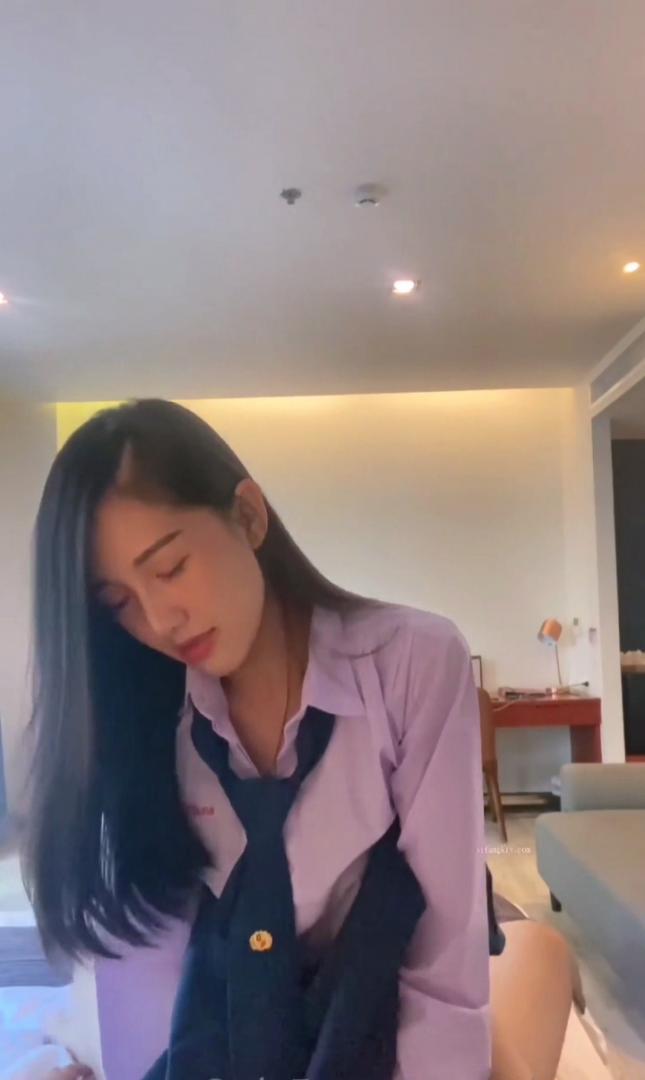 21岁反差大学生N梦穿着校服和男友做爱自拍