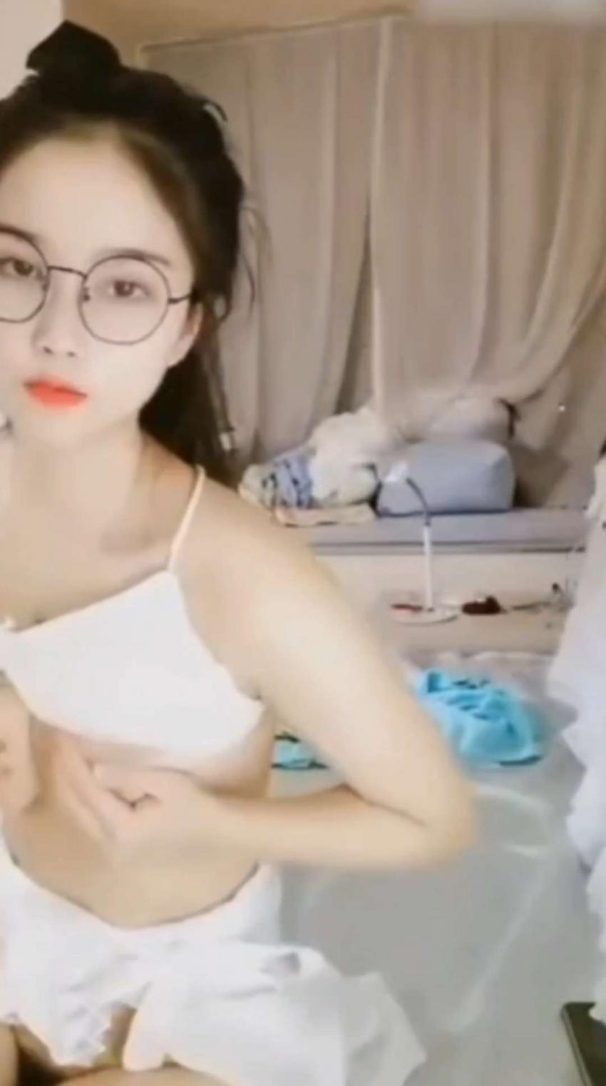 眼镜小妹直播间; 抠逼自慰