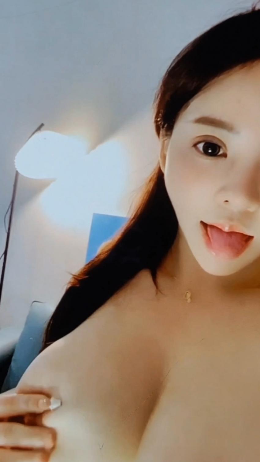 高颜值巨乳主播吐舌漏奶诱惑