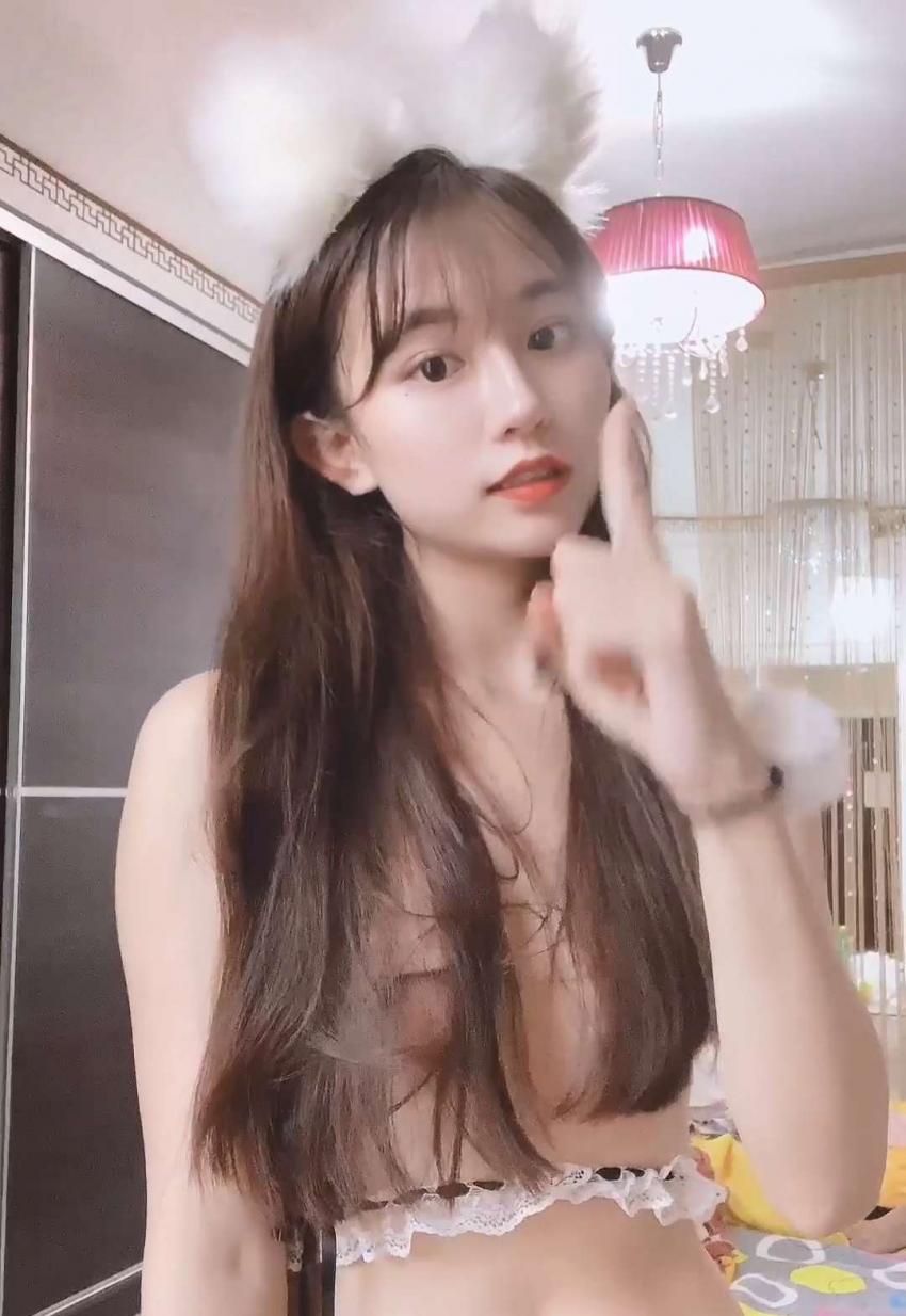 高颜值网红小姐姐直播自慰勾引男友，结果被男友后入