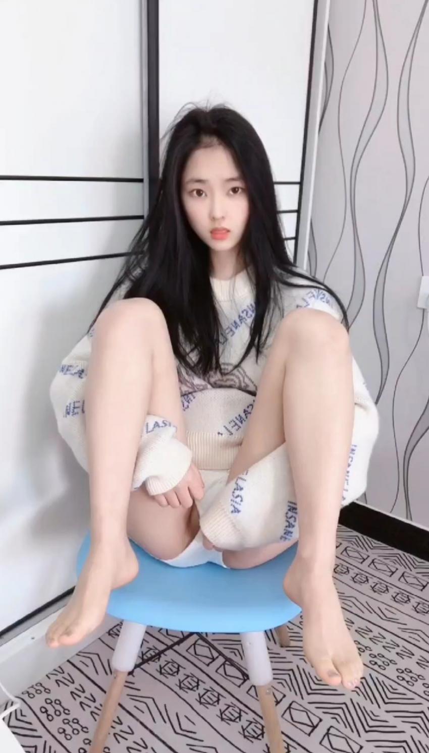 妹妹放学拍点福利视频挣点零花钱！
