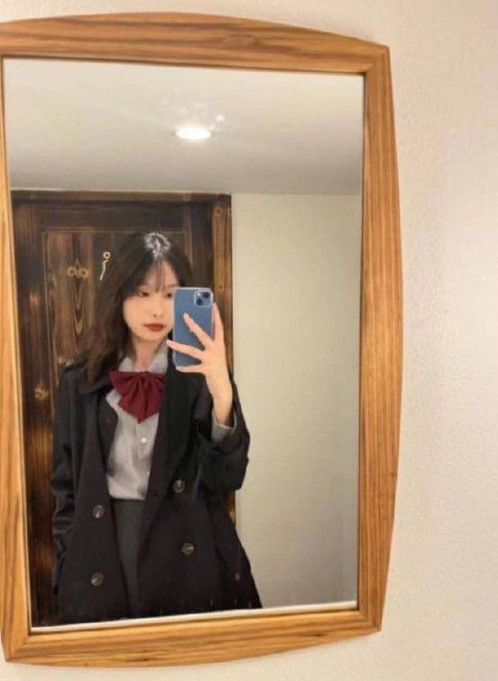 学校大四学姐，一个社团的，男友是她上届学长挺出名的，还在学校之前有海报