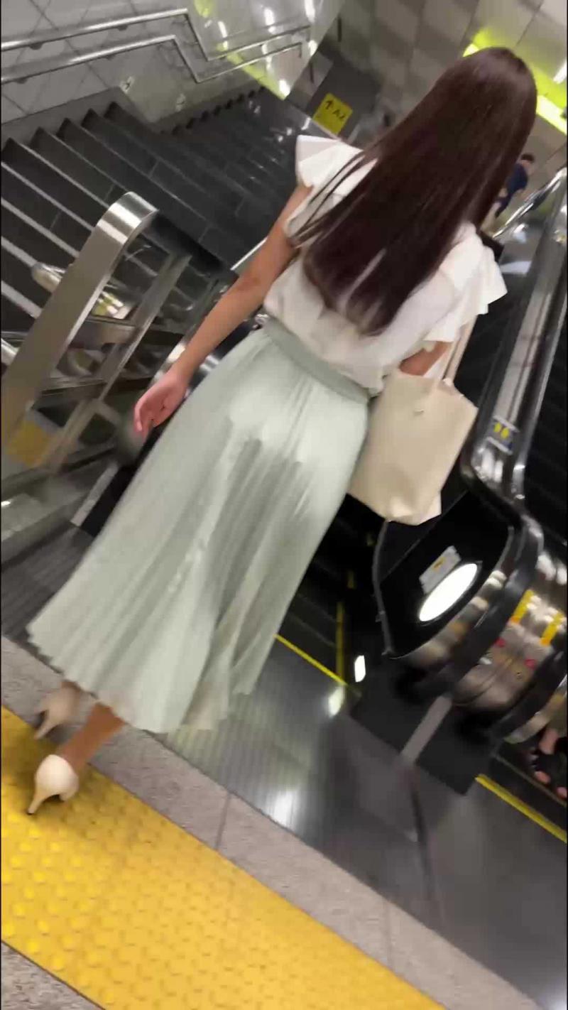 商场抄底 美美$-=.的内@?裤被看透了