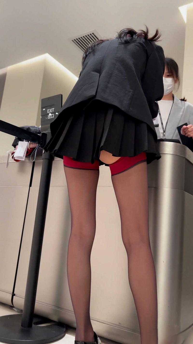 两个小姐姐逛街！吊带袜和大胸眼睛妹！