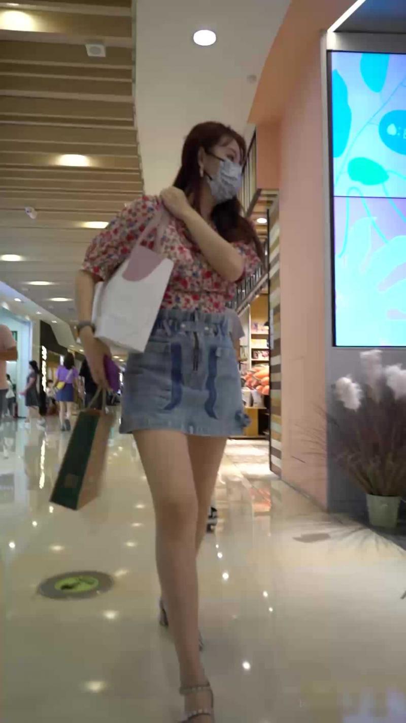 长腿白皙气质型美女被安排 超清抄底 肥硕大屁股里面穿丁字裤