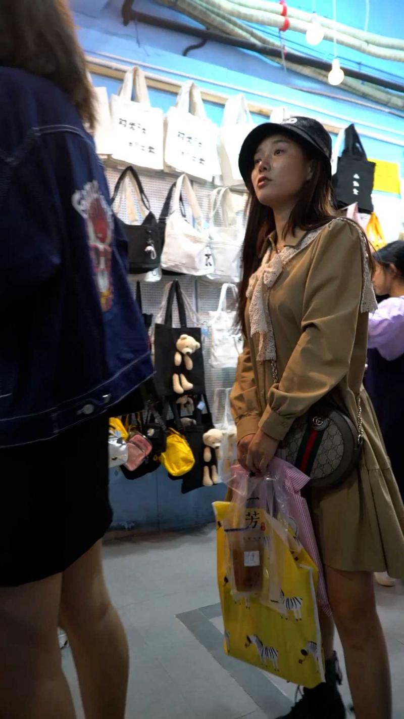 可爱少妇裙底诱人白丝