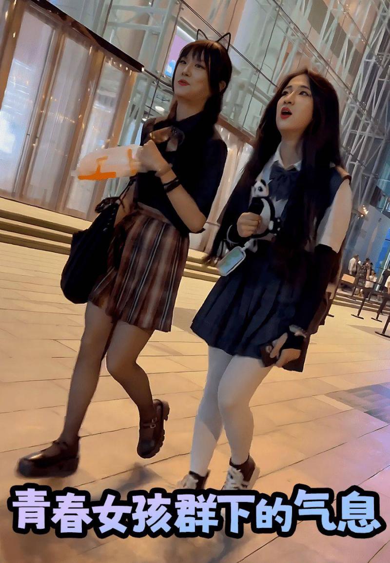 青春女孩群下的气息