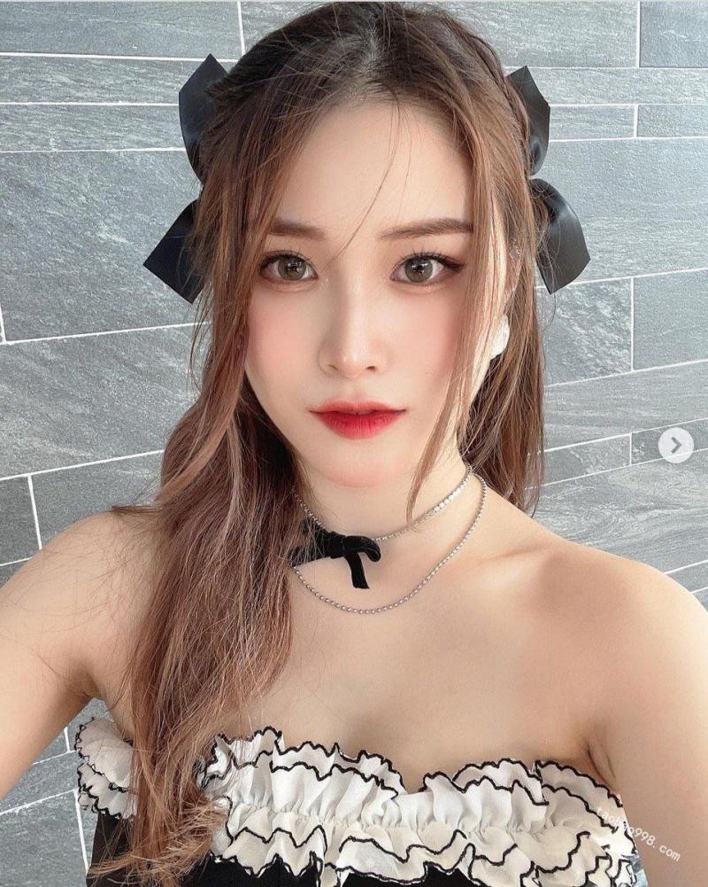 模特视频面试，倪诗X360度裸露特写，附生活照，模特出生的妹子，长相非常甜美，御姐范