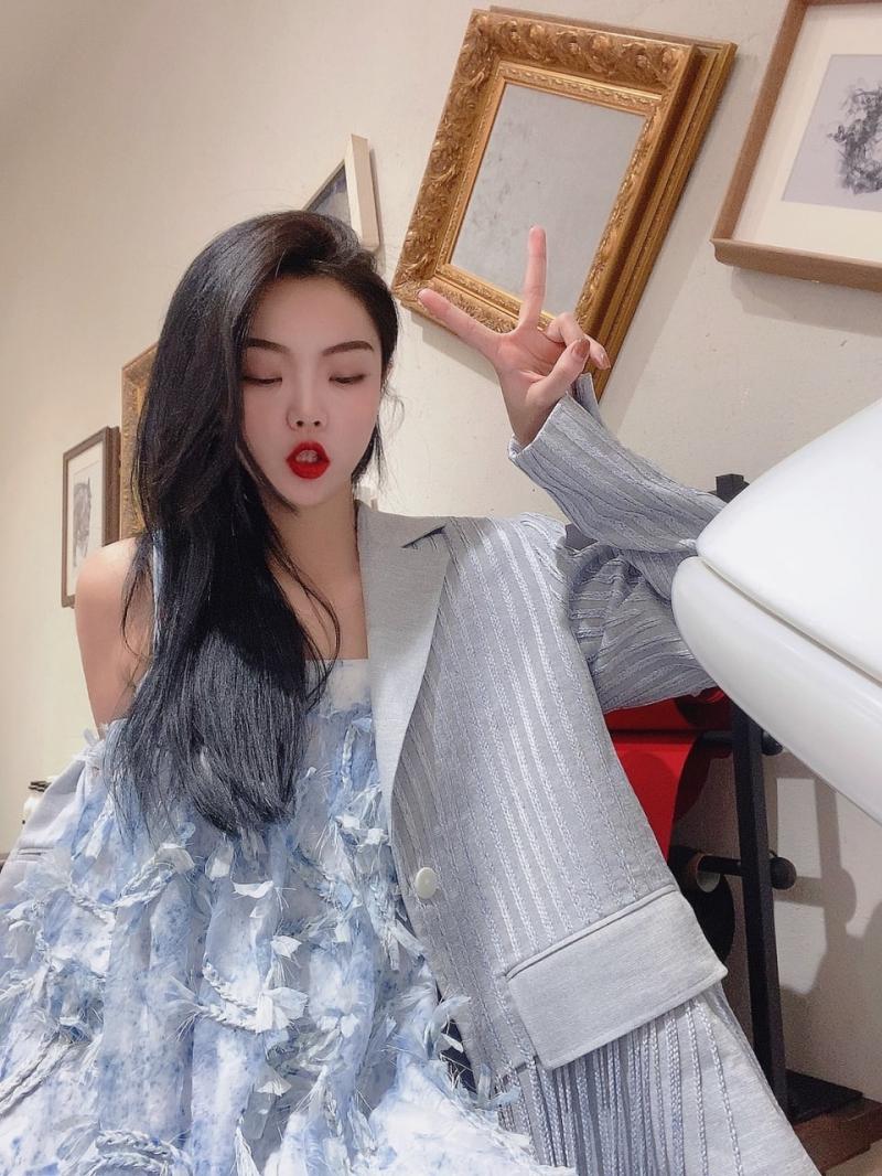 邻家御姐 苗芳 被曝光流出 高挑又丰满的身材 大家闺秀的气质 极度反差