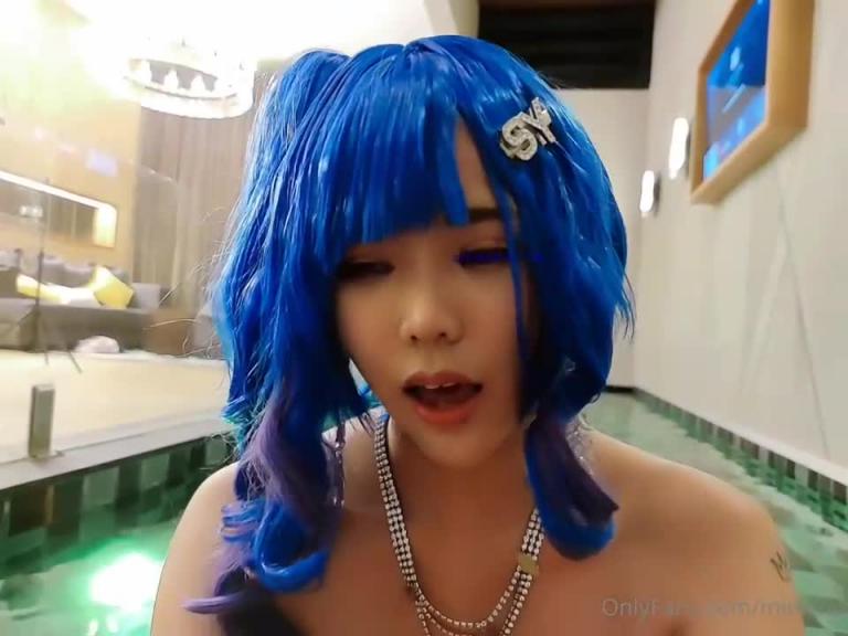 COS蓝发少女泳池做爱