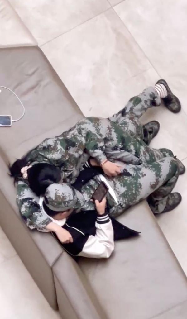 现在的学生真开放 行政楼大庭广众下摸鸡巴 我们在楼上看的一清二楚现在的学生真开放 ，行政楼下摸鸡巴姐妹，矜持一点呀！我们在楼上可是看的一清二楚呢！不行咱就开个房 毕竟大庭广众之下的发骚不太好