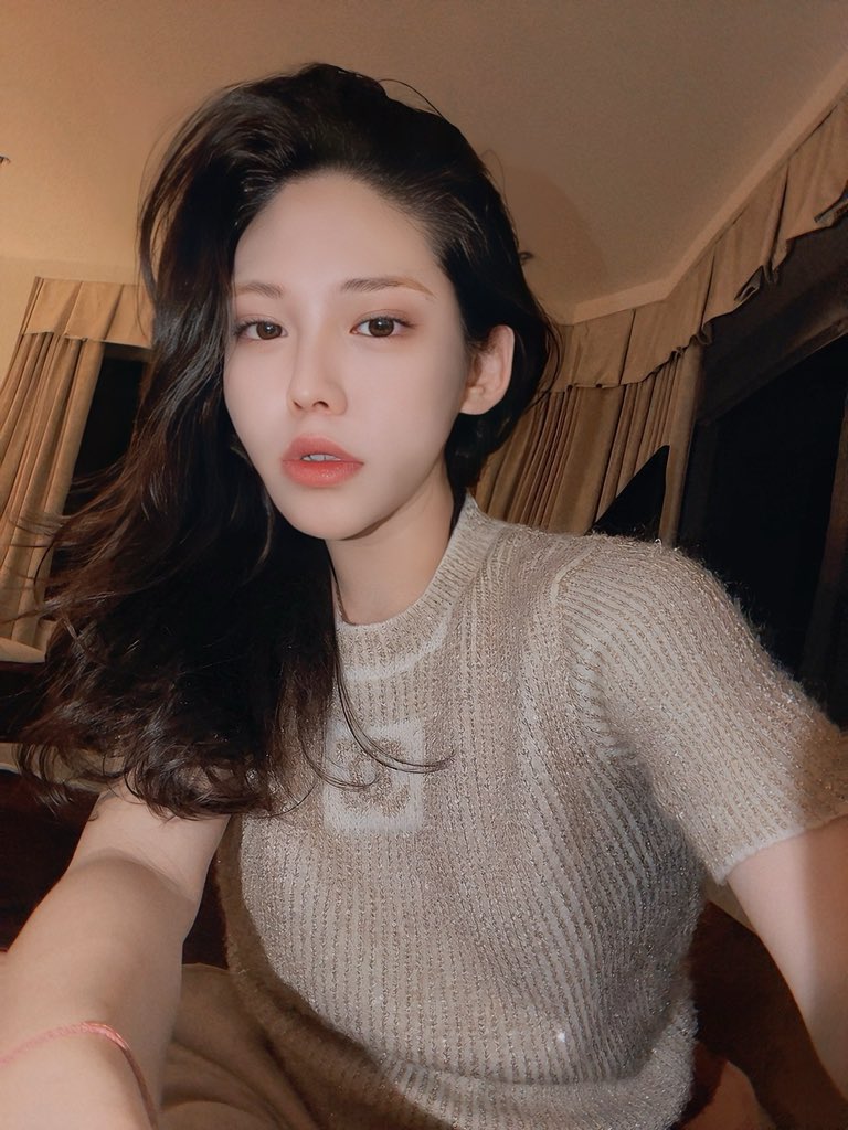还是带皮肤得过瘾啊！！！夜店女DJ 开房后秒变反差吸精狂魔 自拍视频流出今日吃瓜：还是带皮肤得过瘾啊！！！夜店女DJ 开房后秒变反差吸精狂魔 自拍视频流出不知道有多少瓜友是喜欢带皮肤得妹子,反正瓜弟是相当得喜欢,特别满背皮肤,简直就是攻速加成.后入得时候摸着这大满背,攻速直接拉满.话说回来夜场女DJ口活都那么好的嘛?这技术阅吊无数啊,这吸精得样子,瓜弟感觉撑不过2分钟,绝对让这骚货吸出来了!!!