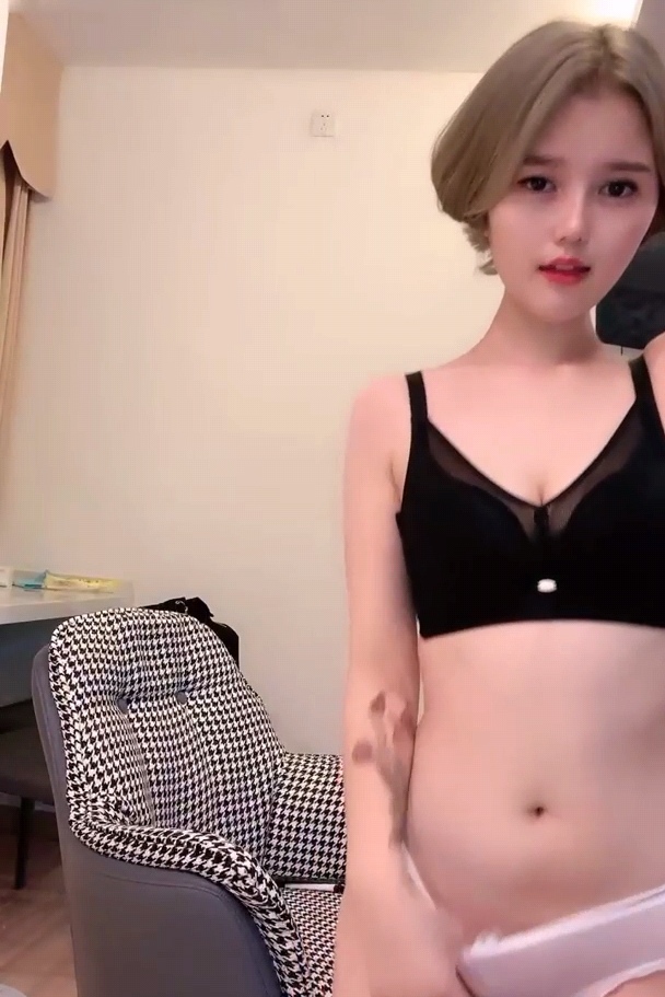 清纯美女走性感路线