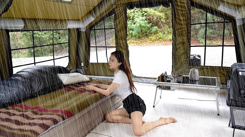 大雨中独自露营在舒适的 2 室充气帐篷中放松，ASMR