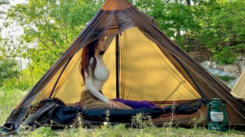 单人帐篷休闲露营/在没有下雨的阳光明媚的日子里独自享受一夜